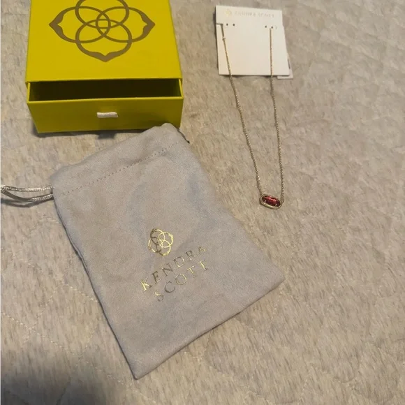 Kendra Scott Elisa Gold Pendant Necklace in Berry Glass NWT! - Picture 3 of 4